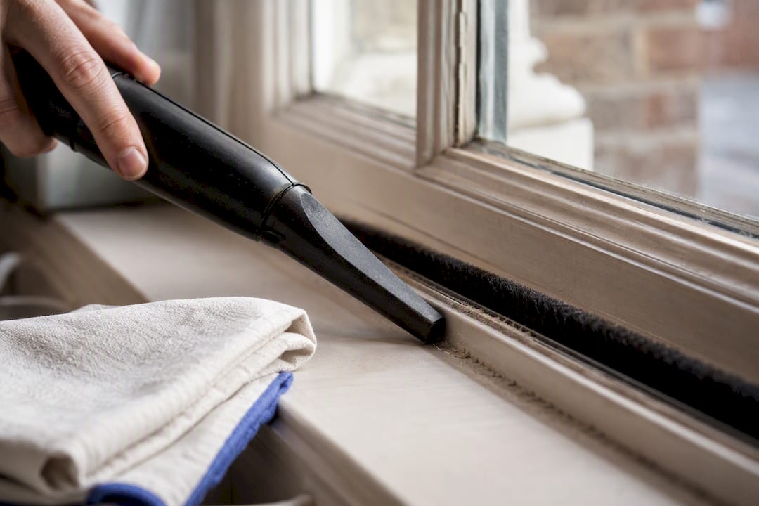 Vacuum nozzle cleaning sash window brush seal