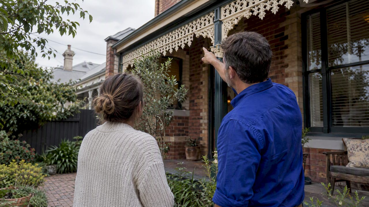 Permit discussion beside Melbourne Victorian home